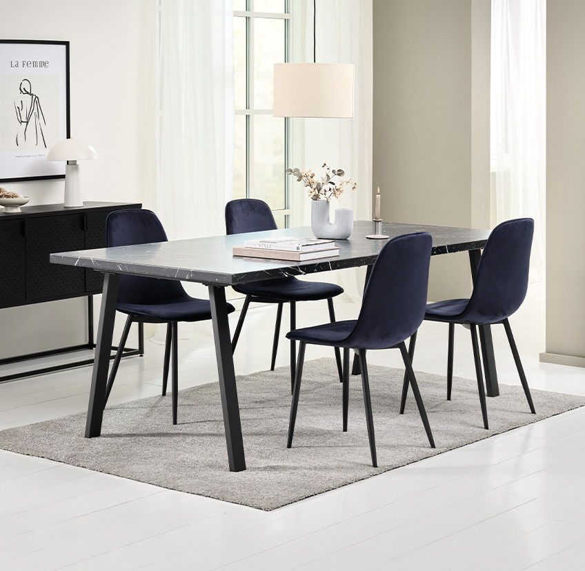 Cadeira de jantar azul escura em veludo e mesa de jantar em mármore preto 