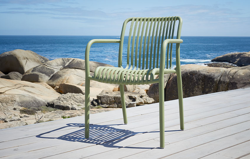 Cadeira de jardim em plástico com um aspeto moderno e minimalista