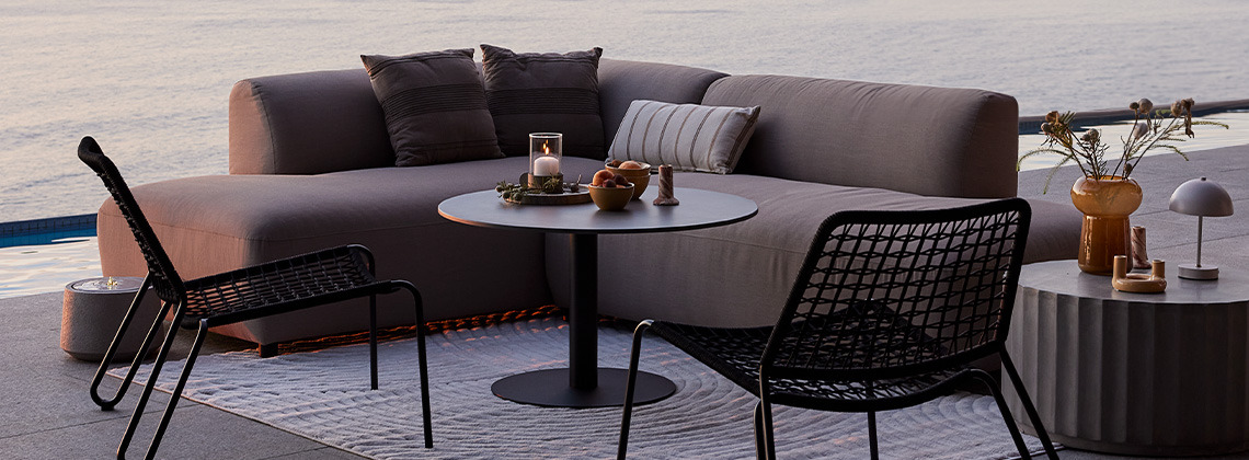 Sofá lounge de jardim de secagem rápida, para todas as estações, e cadeiras lounge de jardim no pátio ao pôr do sol